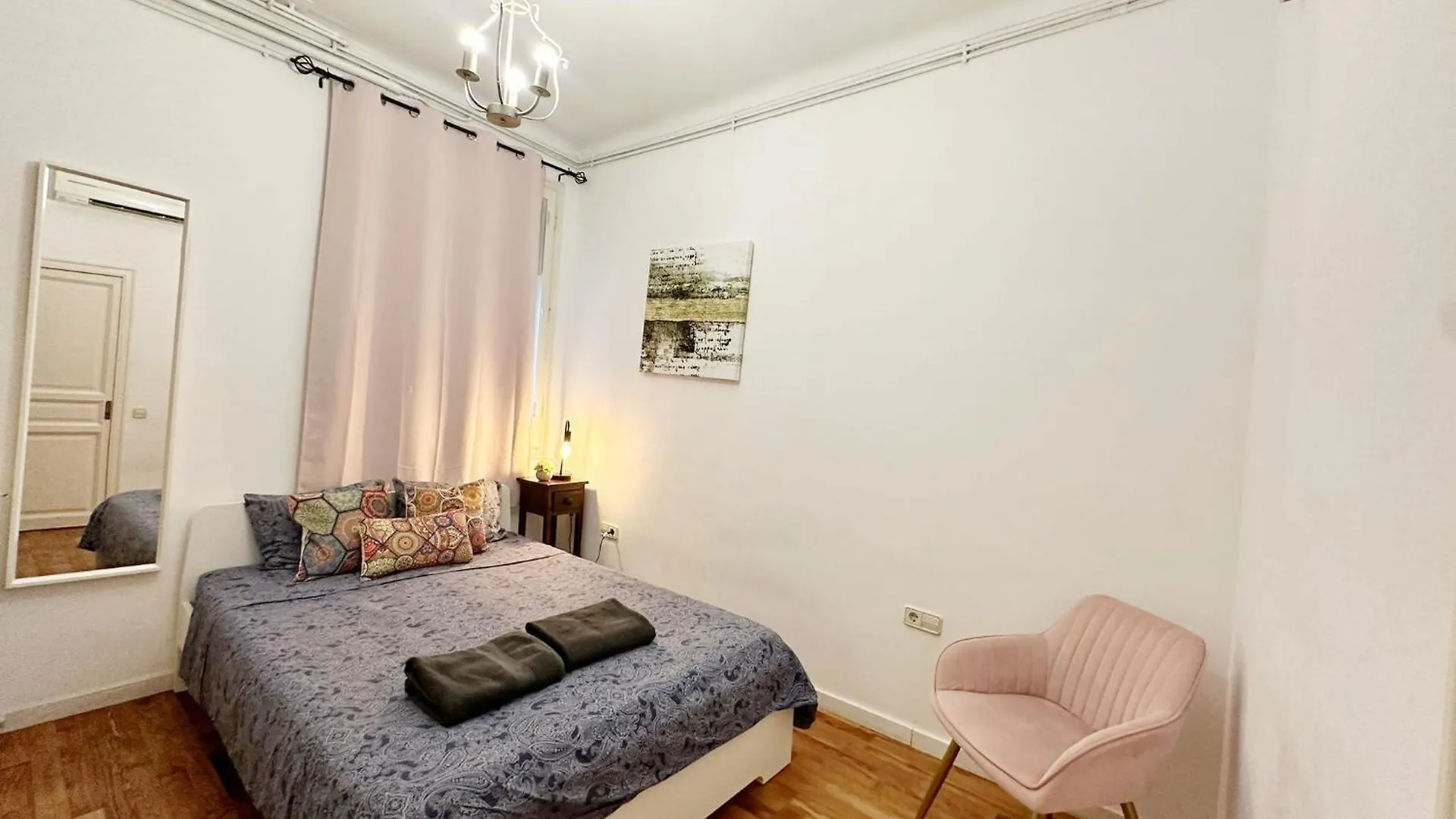 Hostel By Urquinaona Private Rooms Barcelona