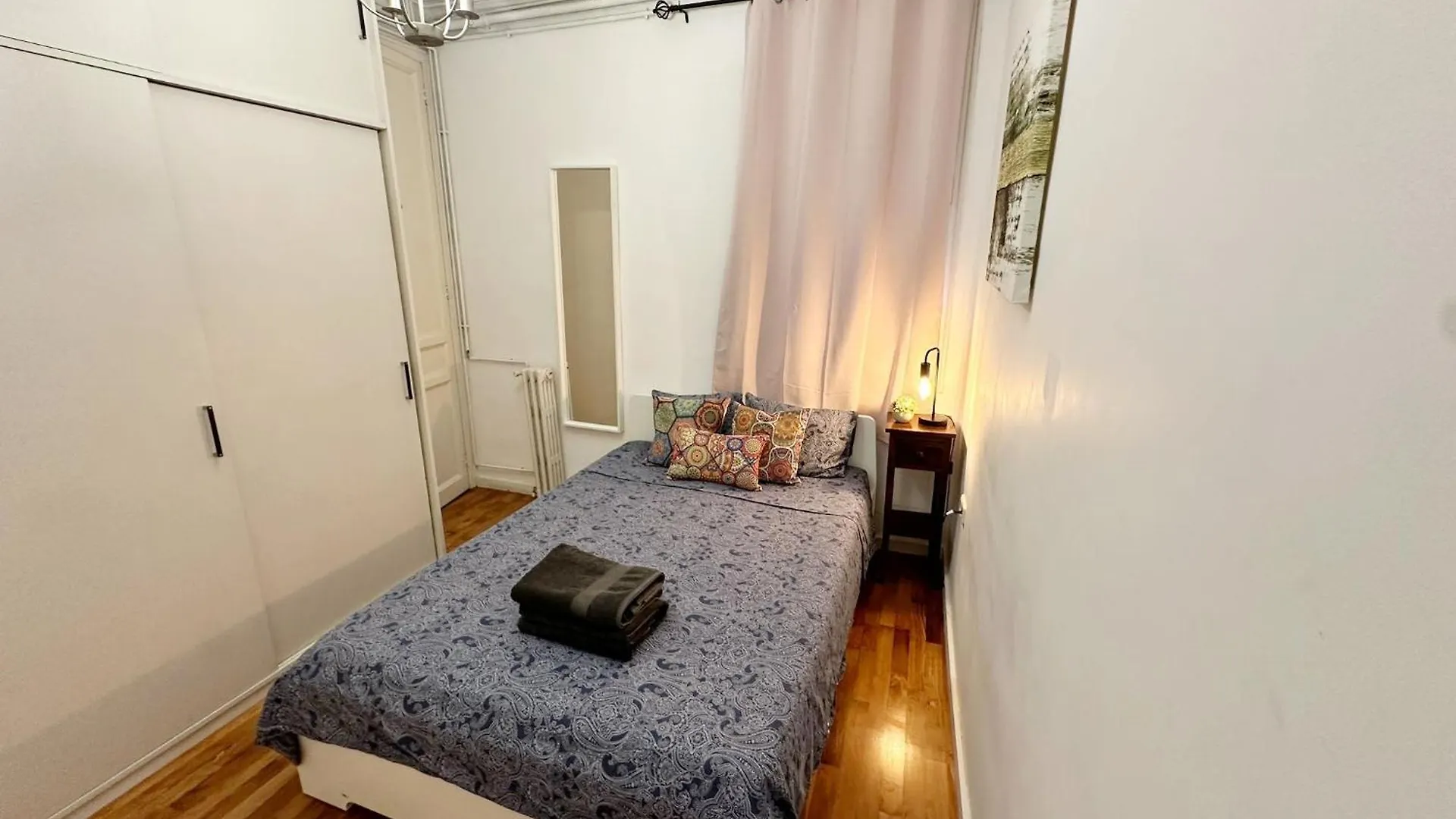 By Urquinaona Private Rooms Barcelona Hostel